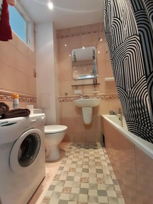 ワルシャワMieszkanie Na Doby Plac Halleraアパートメント エクステリア 写真